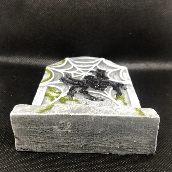 🪦🕷️ Halloween Decoration Spider Crawling on Tombstone 🕷️🪦 Heavy Stone NWT - Picture 4 of 5